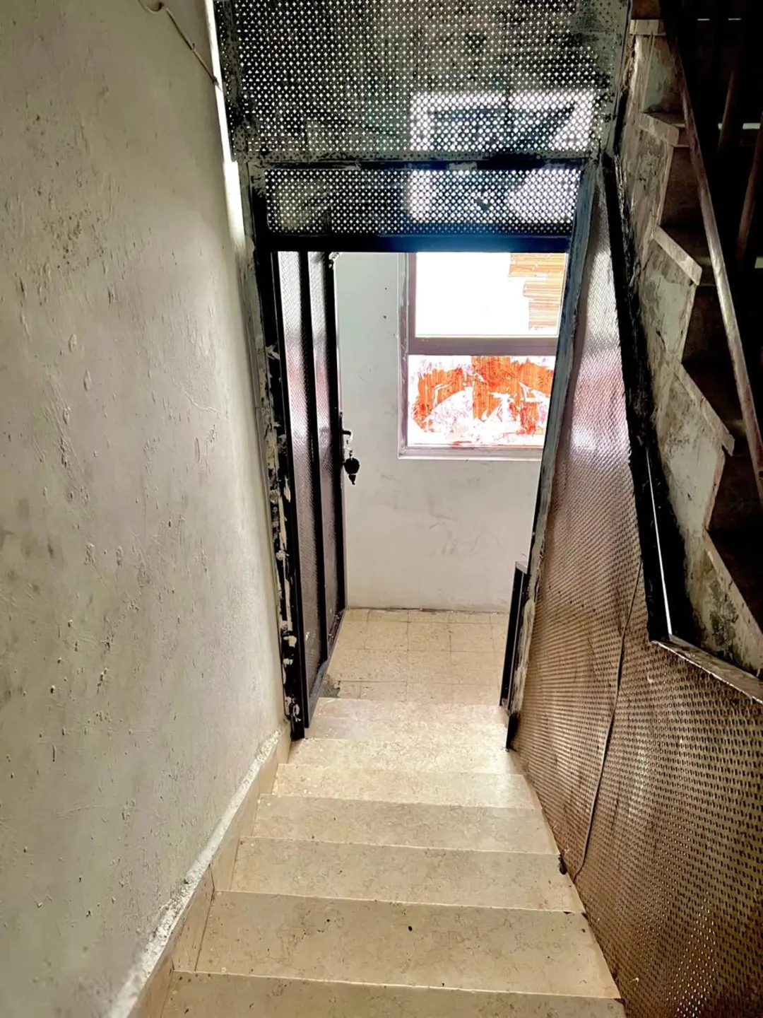 عمارة ثلاثة طوابق وطابق تسوية للبيع