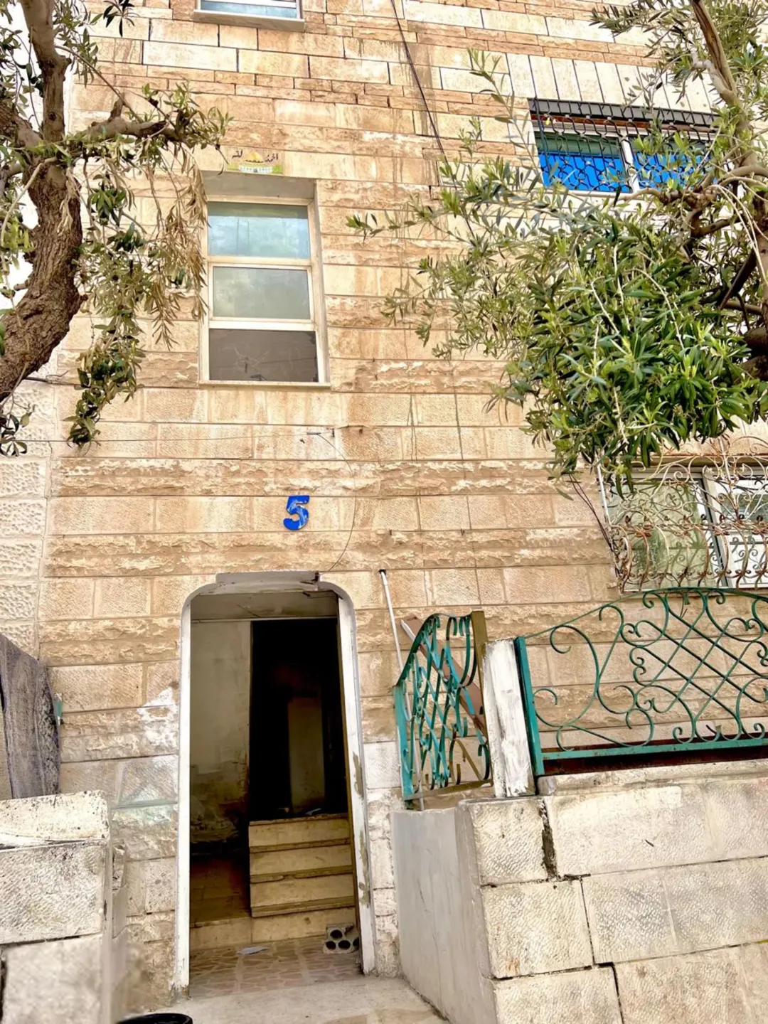 عمارة ثلاثة طوابق وطابق تسوية للبيع