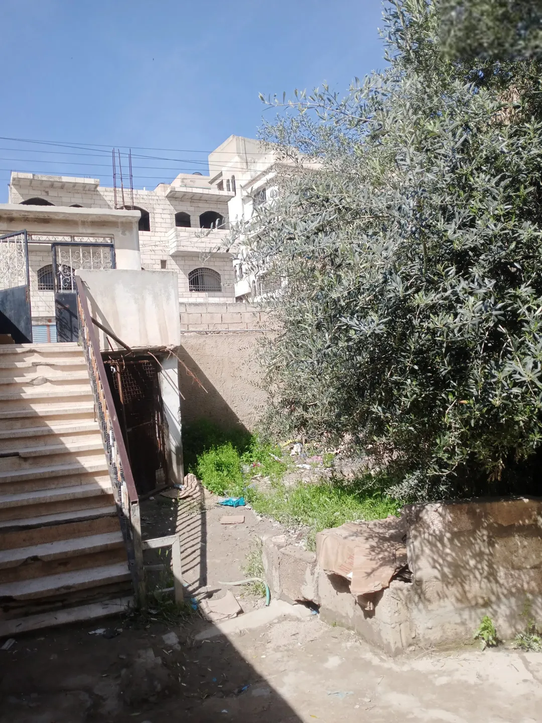 عمارة ثلاث طوابق