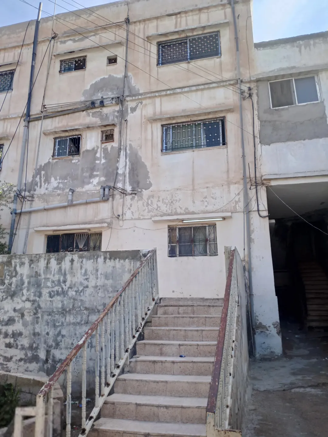عمارة ثلاث طوابق