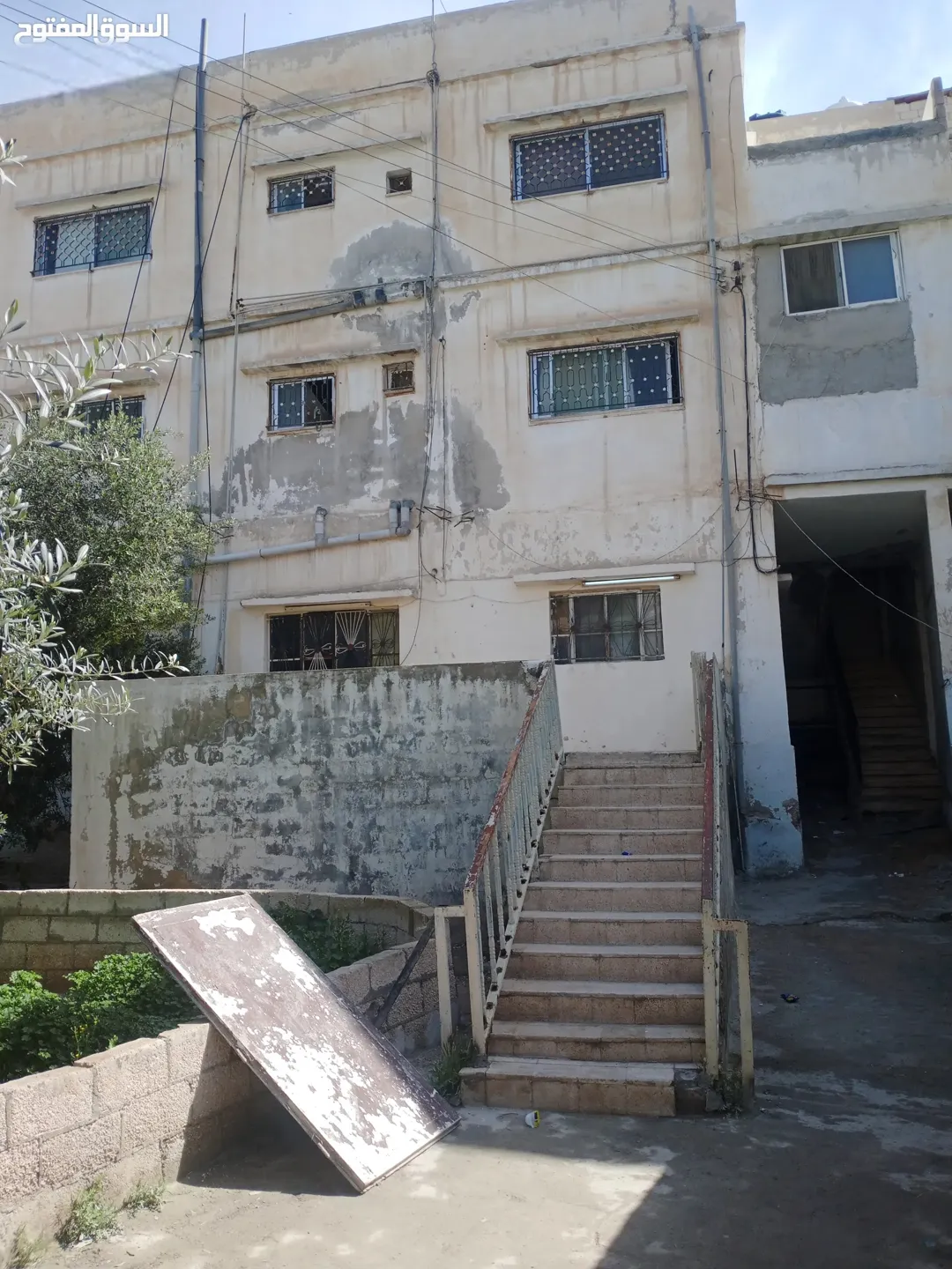 عمارة ثلاث طوابق