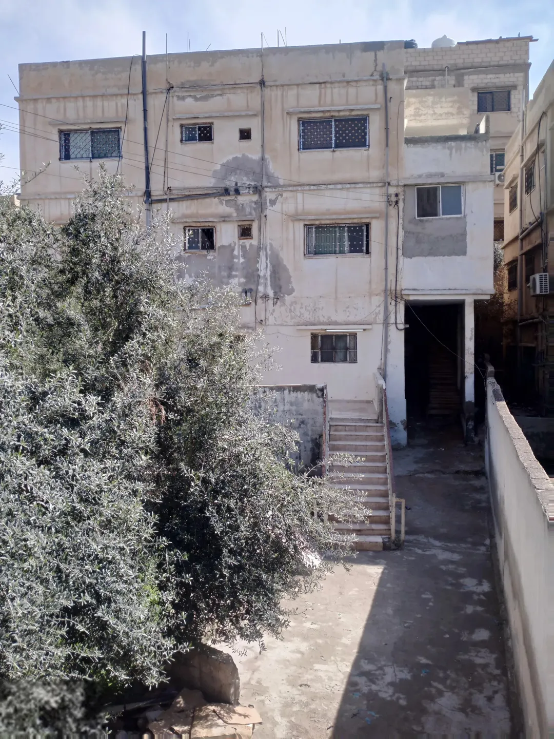 عمارة ثلاث طوابق