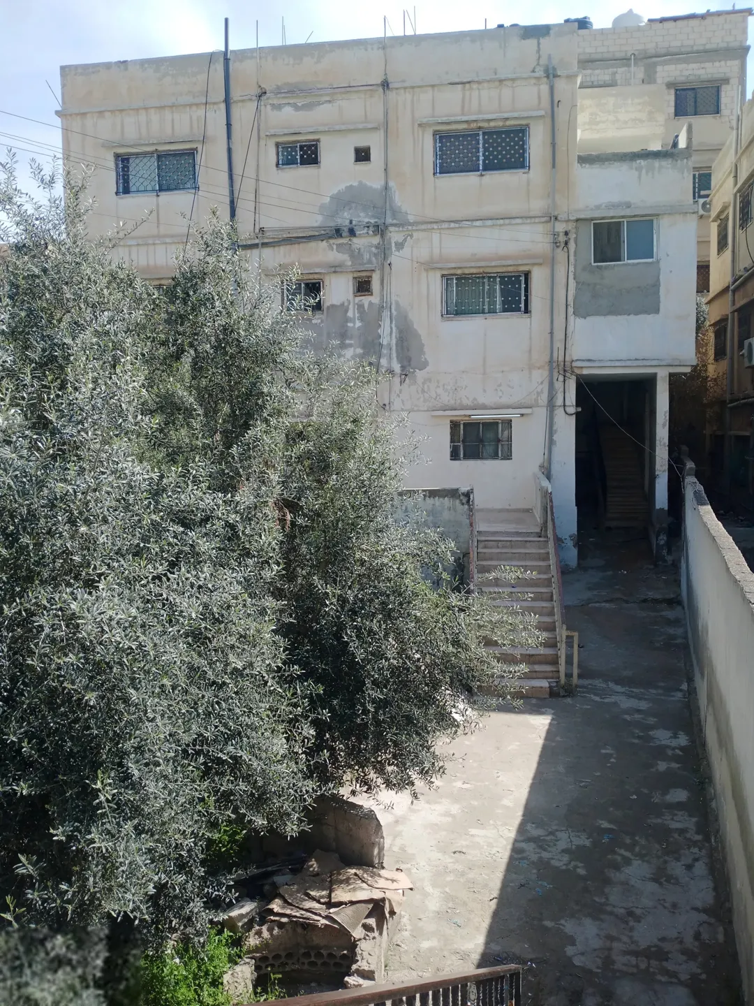 عمارة ثلاث طوابق
