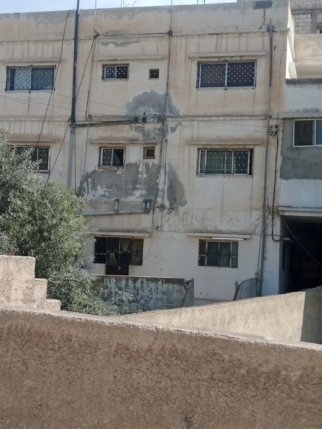 عمارة ثلاث طوابق