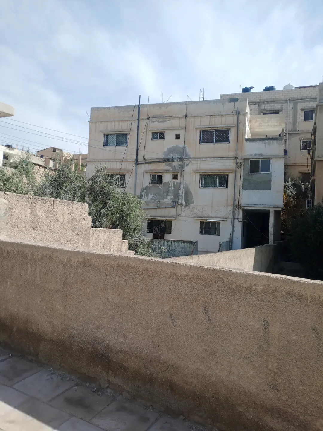 عمارة ثلاث طوابق