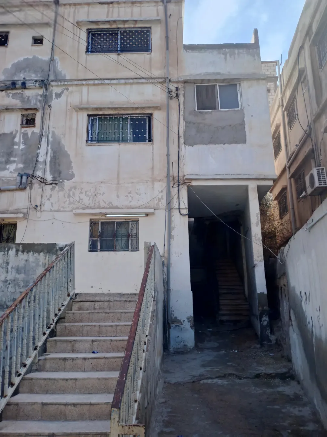 عمارة ثلاث طوابق