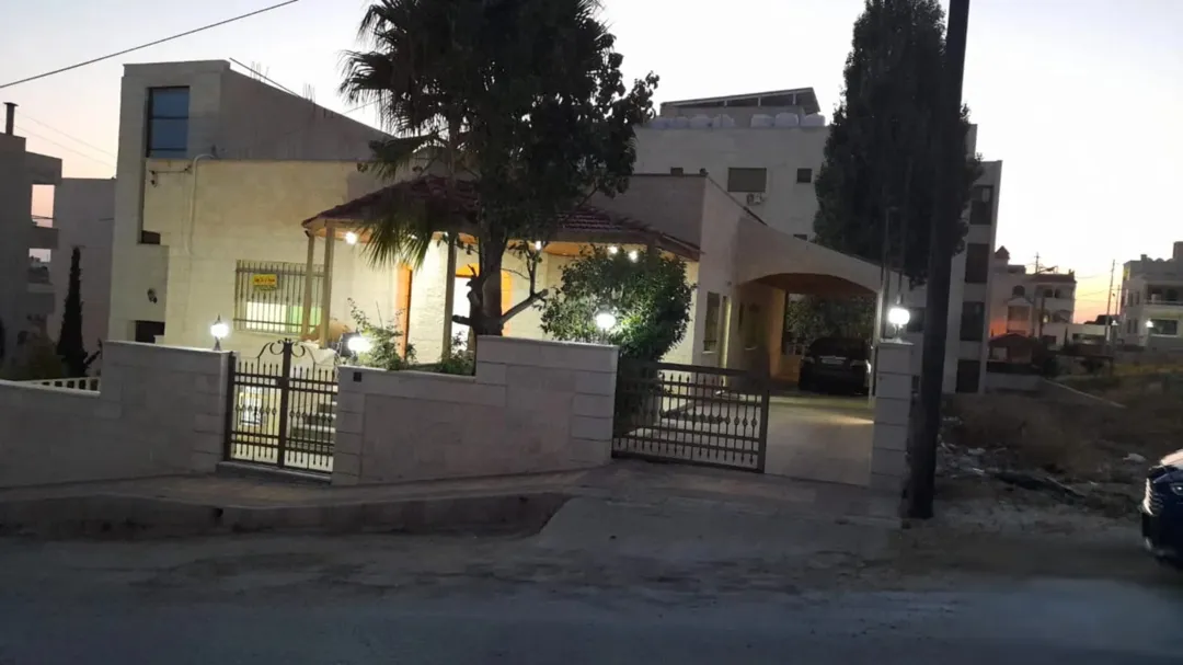 فيلا ديلوكس بناء خاص مساحة الارض 1024 م شارع السلام وادي الكبرا تصلح للاستثمار كمدرسة