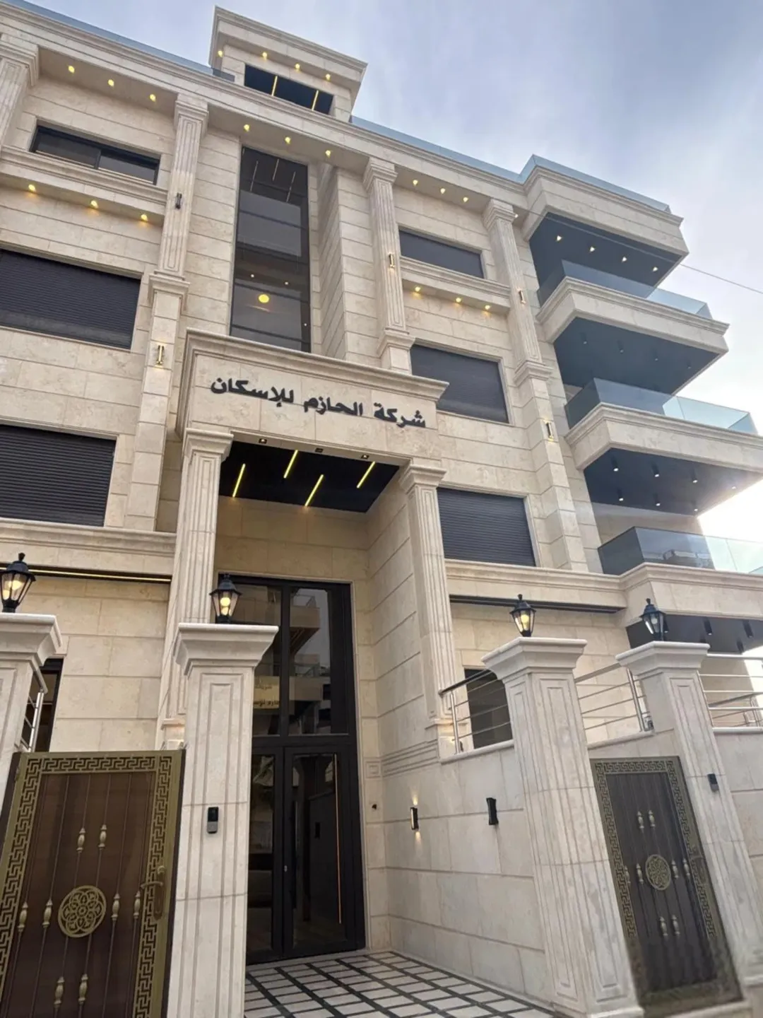 شقق سكنية فاخرة تطل على حي الصحافة