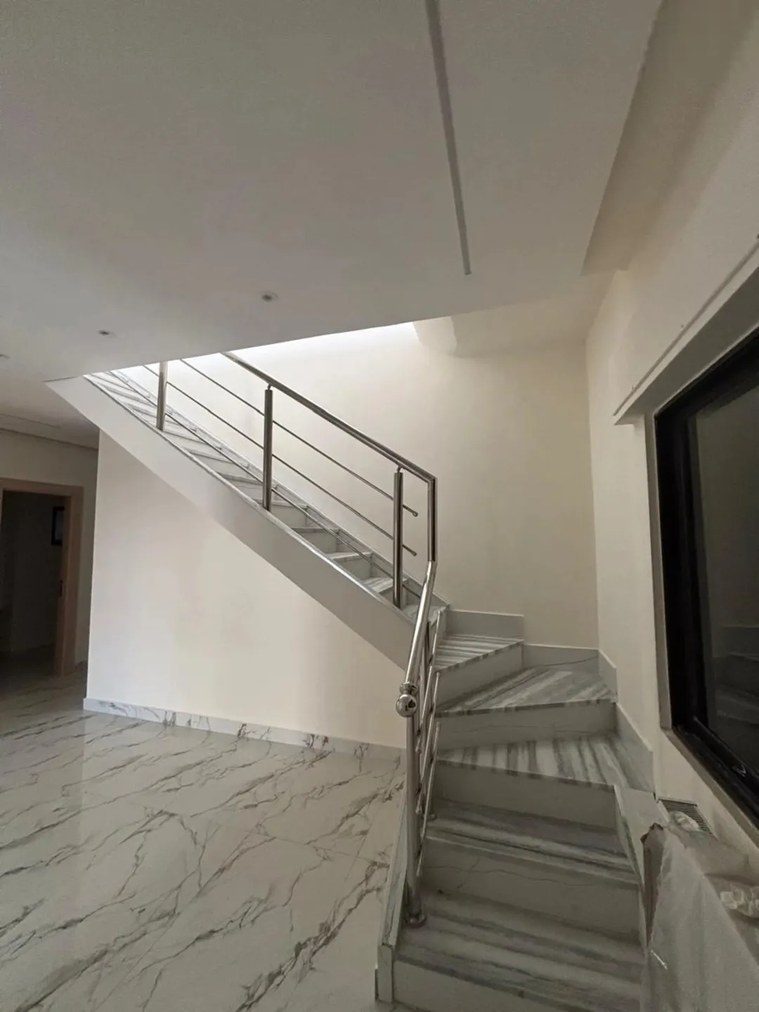 شقق سكنية فاخرة تطل على حي الصحافة