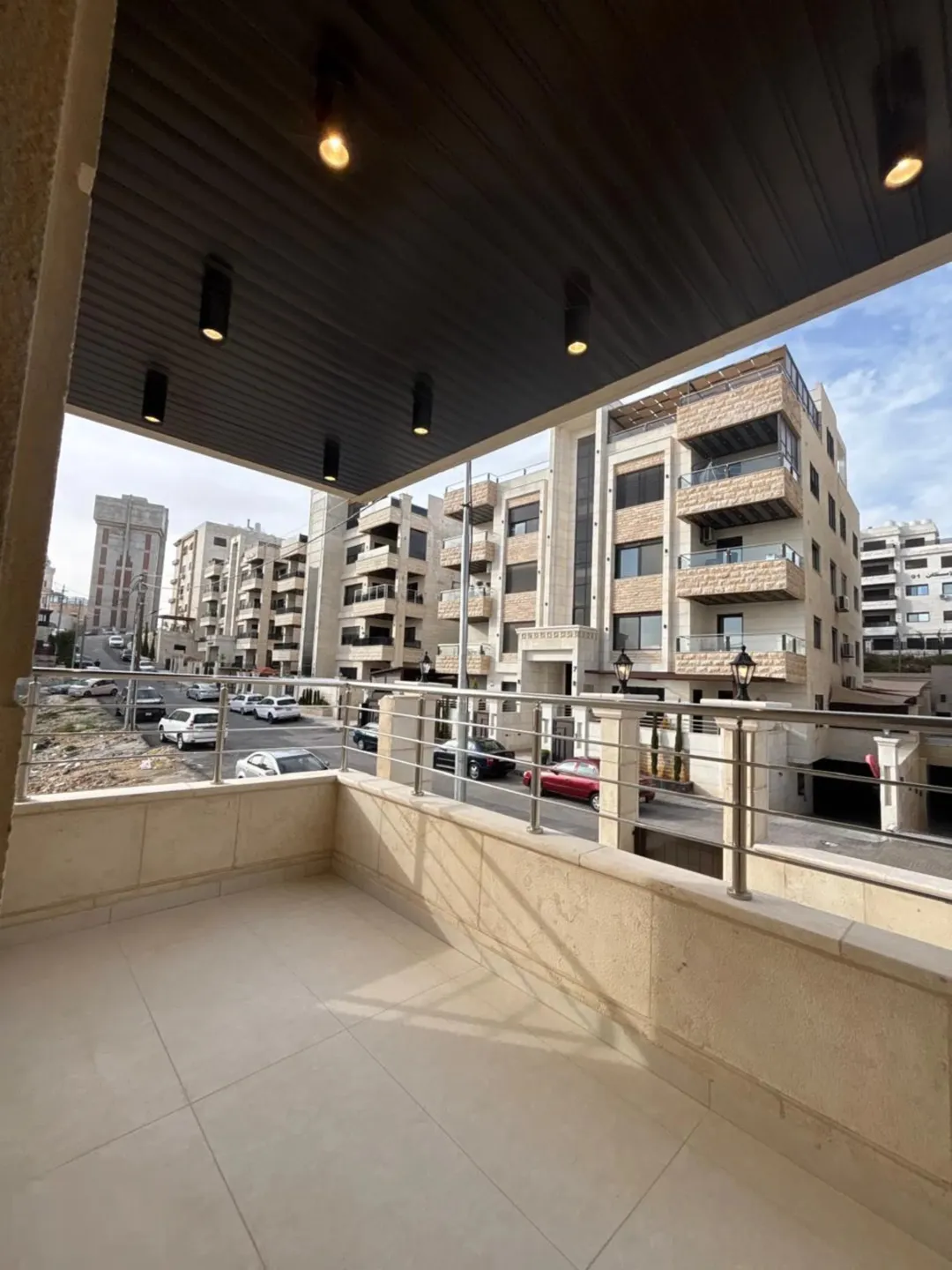 شقق سكنية فاخرة تطل على حي الصحافة