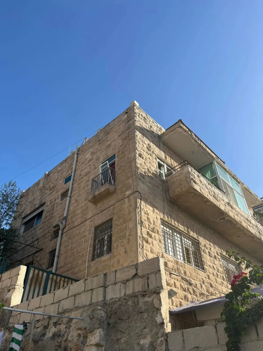 عمارة تجارية طولية للبيع في موقع متميز بالأشرفية