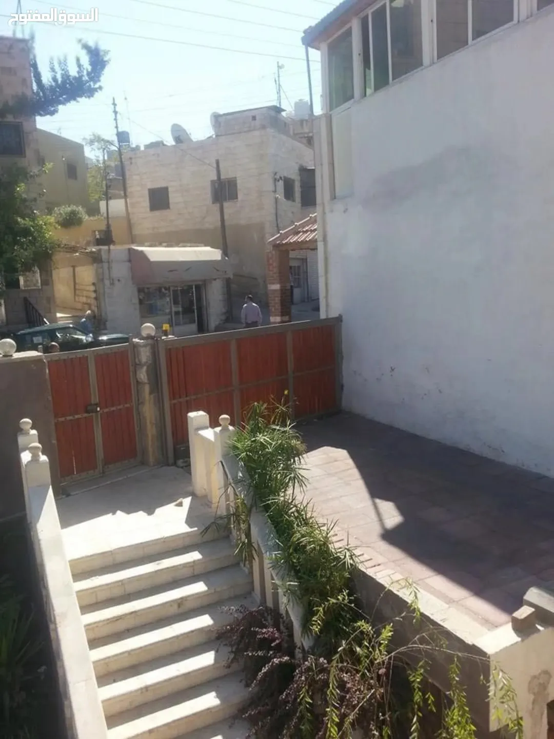 عمارة تجارية طولية للبيع في موقع متميز بالأشرفية
