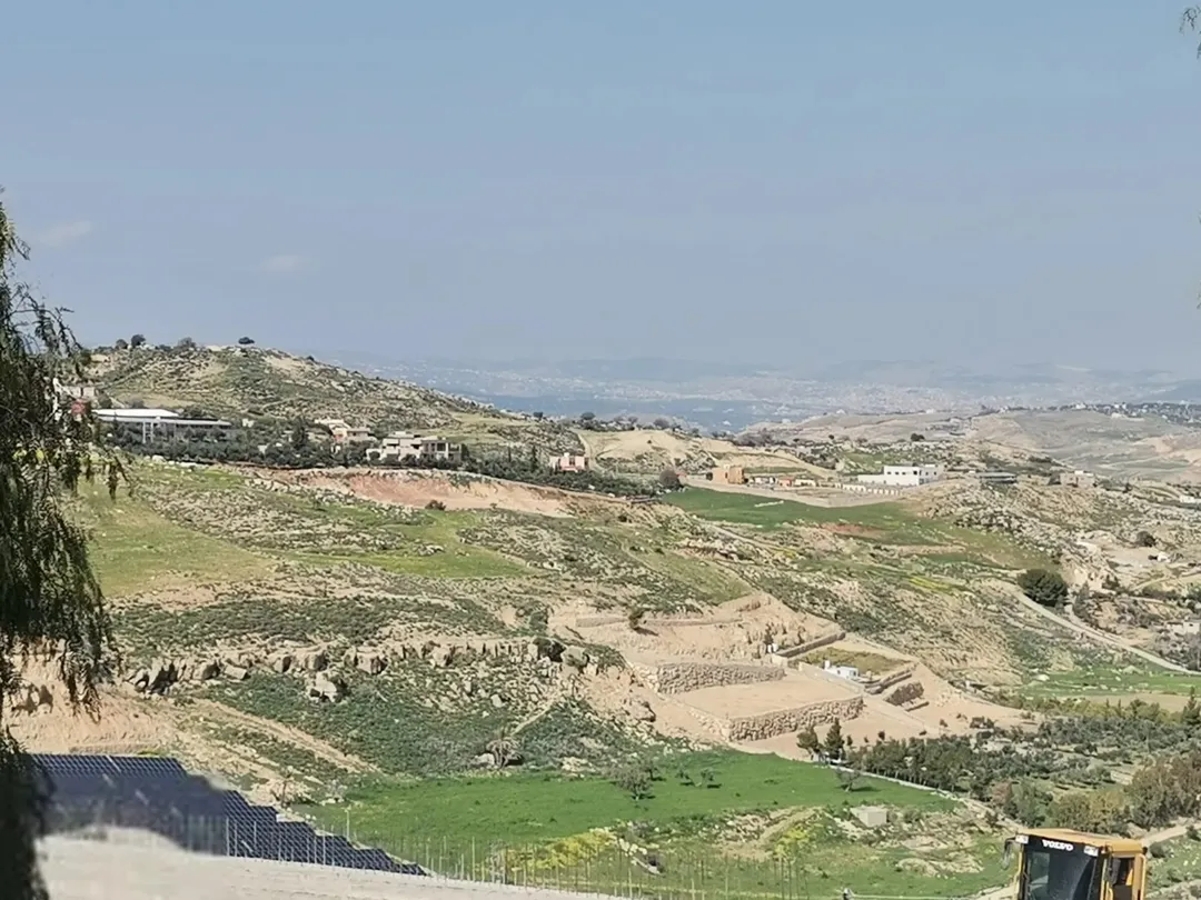مزرعة فاخرة مع مسبح للبيع في السلط جلعد إطلالة خلابة