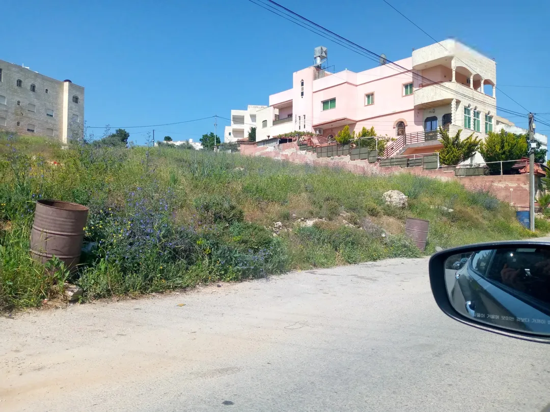 ارض للبيع في حوض سوادا الجنوبي متصلة بالخدمات