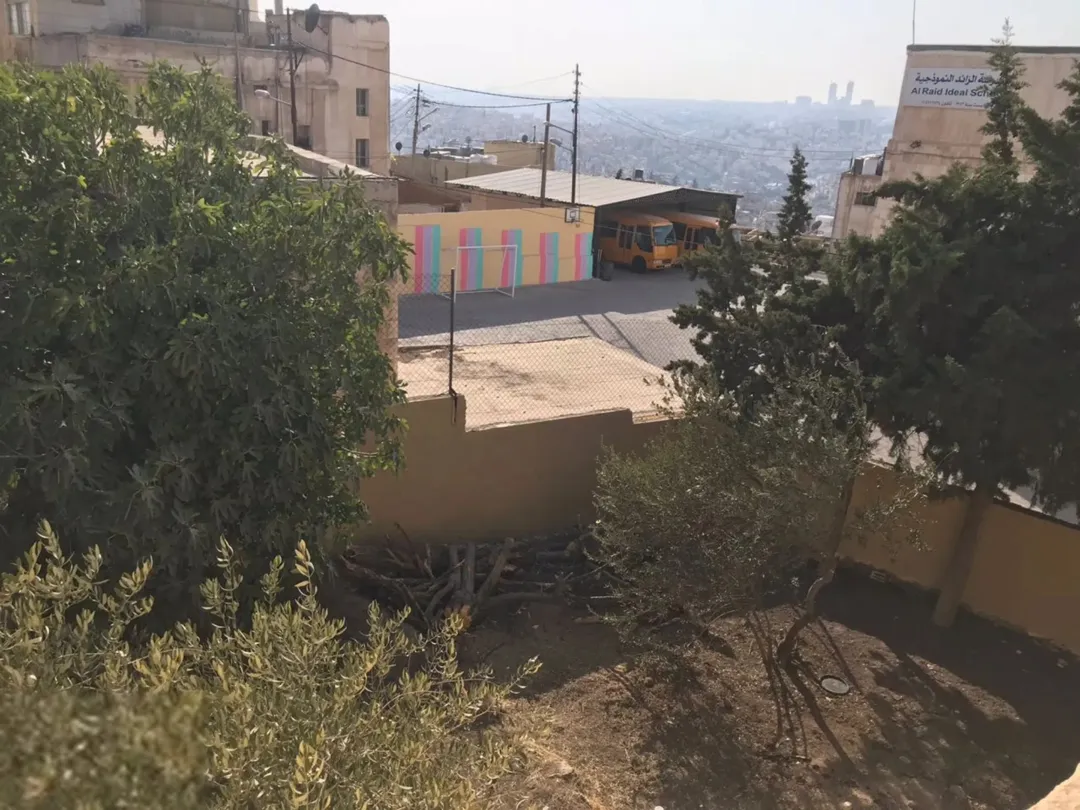 منزل للبيع في جبل الأشرفية بمساحة أرض واسعة
