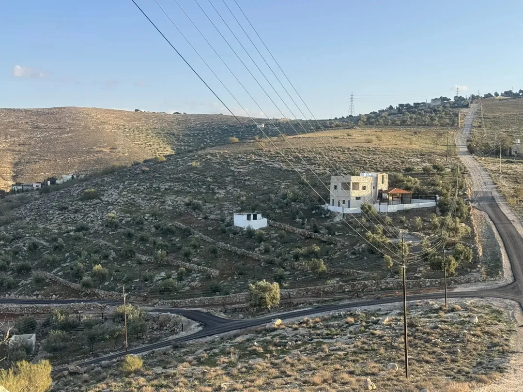 مزرعة للبيع مع إطلالة خلابة على الجبل وقربها من الخدمات