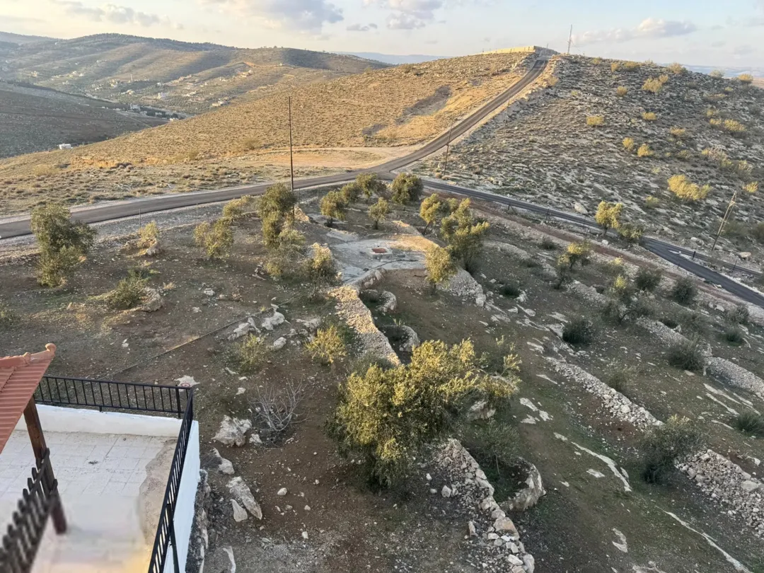مزرعة للبيع مع إطلالة خلابة على الجبل وقربها من الخدمات