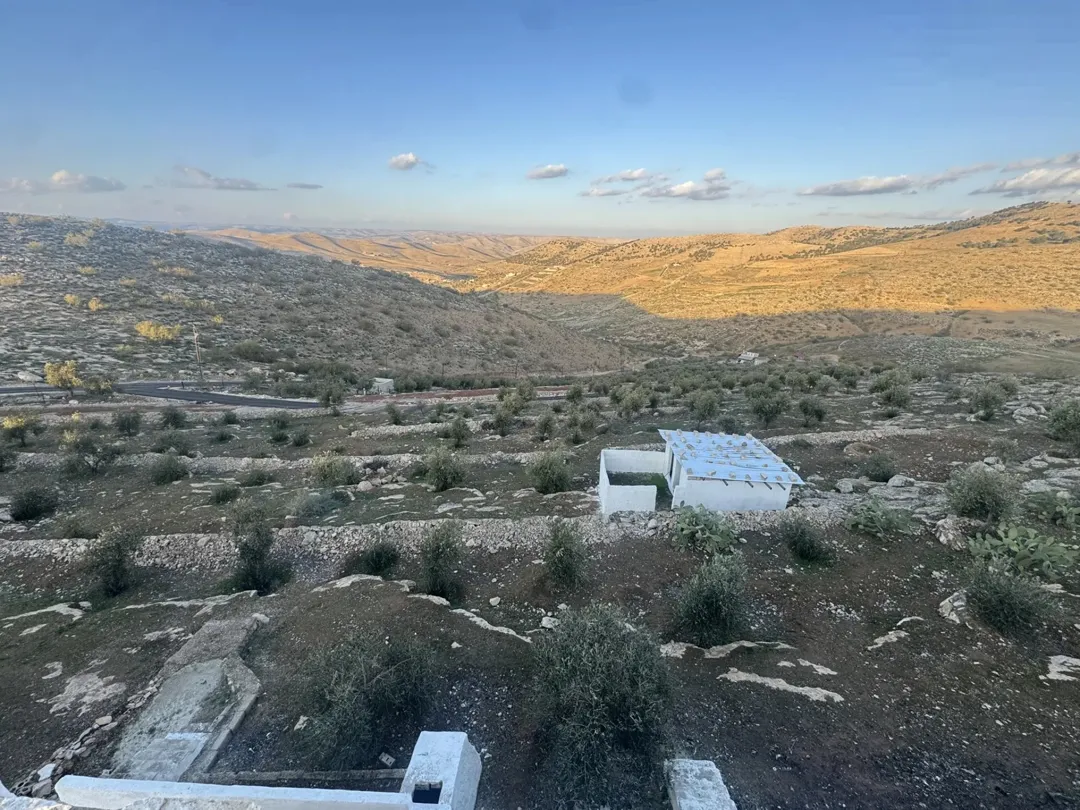 مزرعة للبيع مع إطلالة خلابة على الجبل وقربها من الخدمات