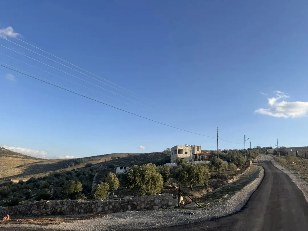 مزرعة للبيع مع إطلالة خلابة على الجبل وقربها من الخدمات