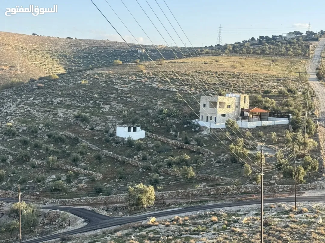 مزرعة للبيع مع إطلالة خلابة على الجبل وقربها من الخدمات
