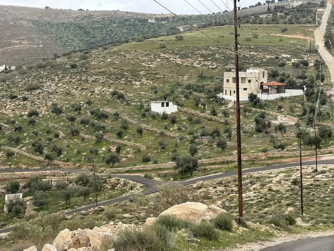 مزرعة للبيع مع إطلالة خلابة على الجبل وقربها من الخدمات