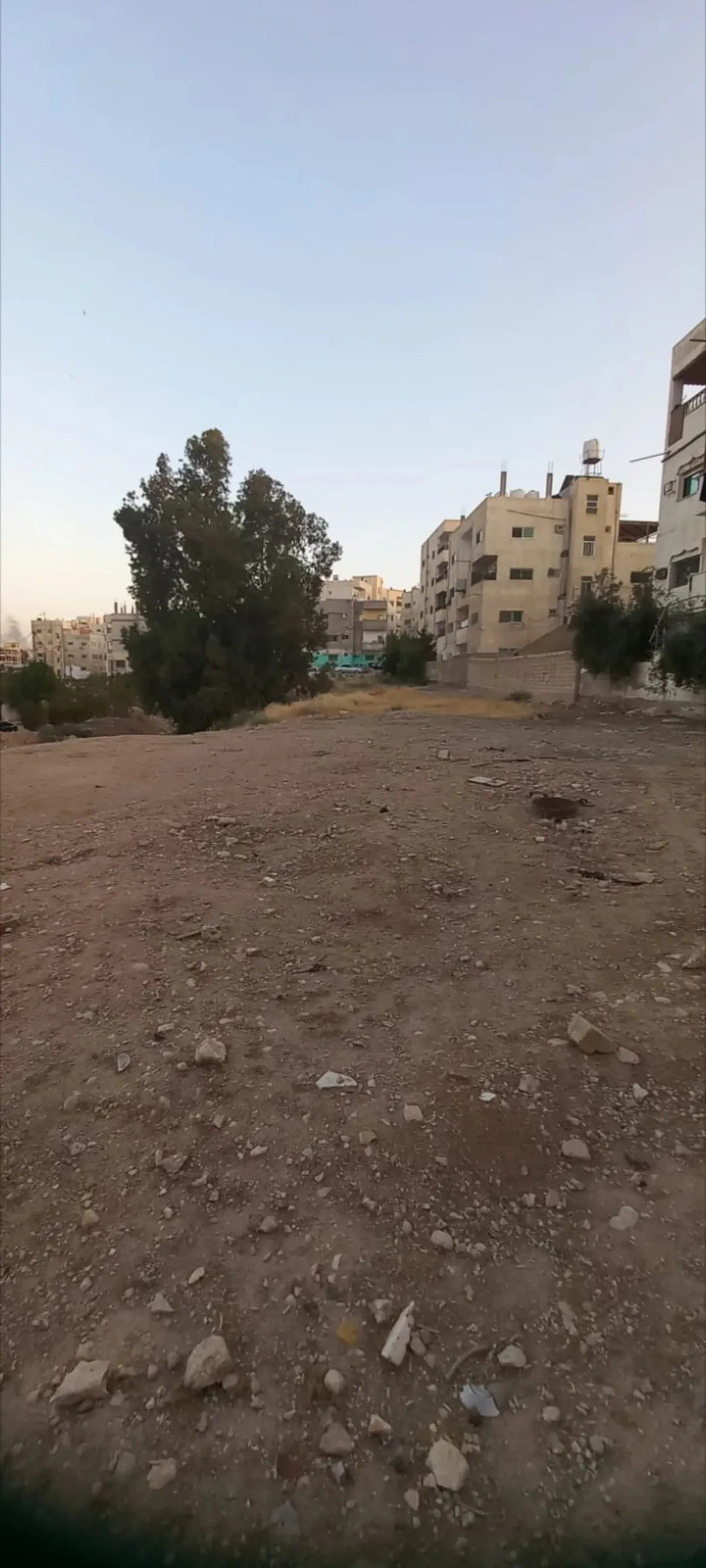 فرصة استثمارية ارض مميزة للبيع وادي الحجر خلف السيفوي بناء اسكانات بسعر حرق