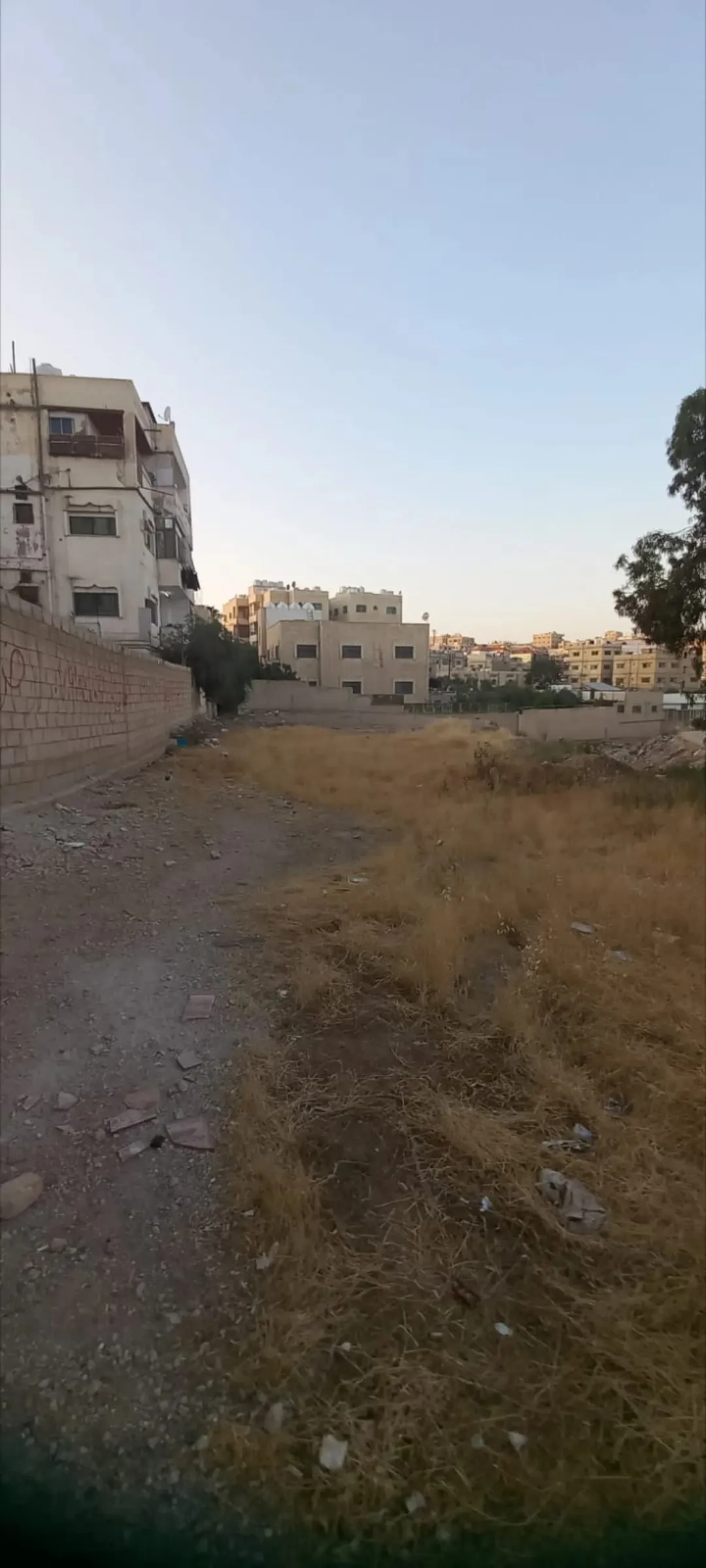 فرصة استثمارية ارض مميزة للبيع وادي الحجر خلف السيفوي بناء اسكانات بسعر حرق