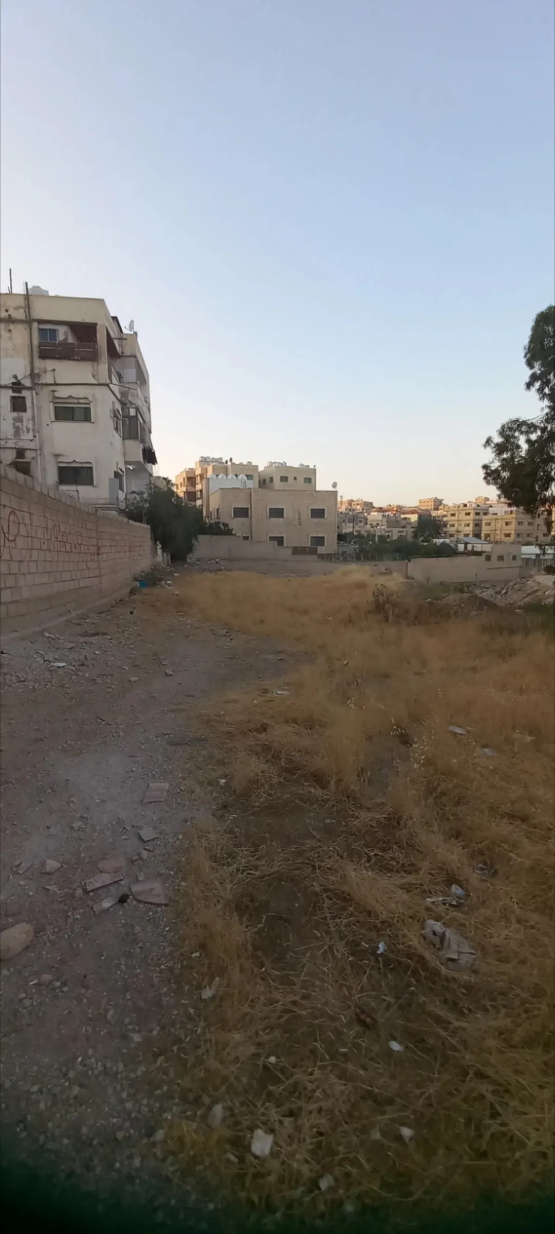 فرصة استثمارية ارض مميزة للبيع وادي الحجر خلف السيفوي بناء اسكانات بسعر حرق