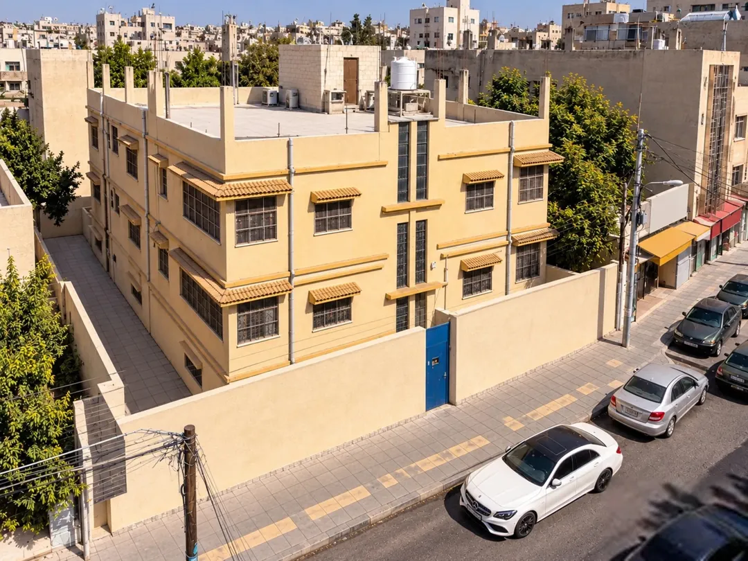 مبنى تجاري للبيع بجانب دوار النزهه