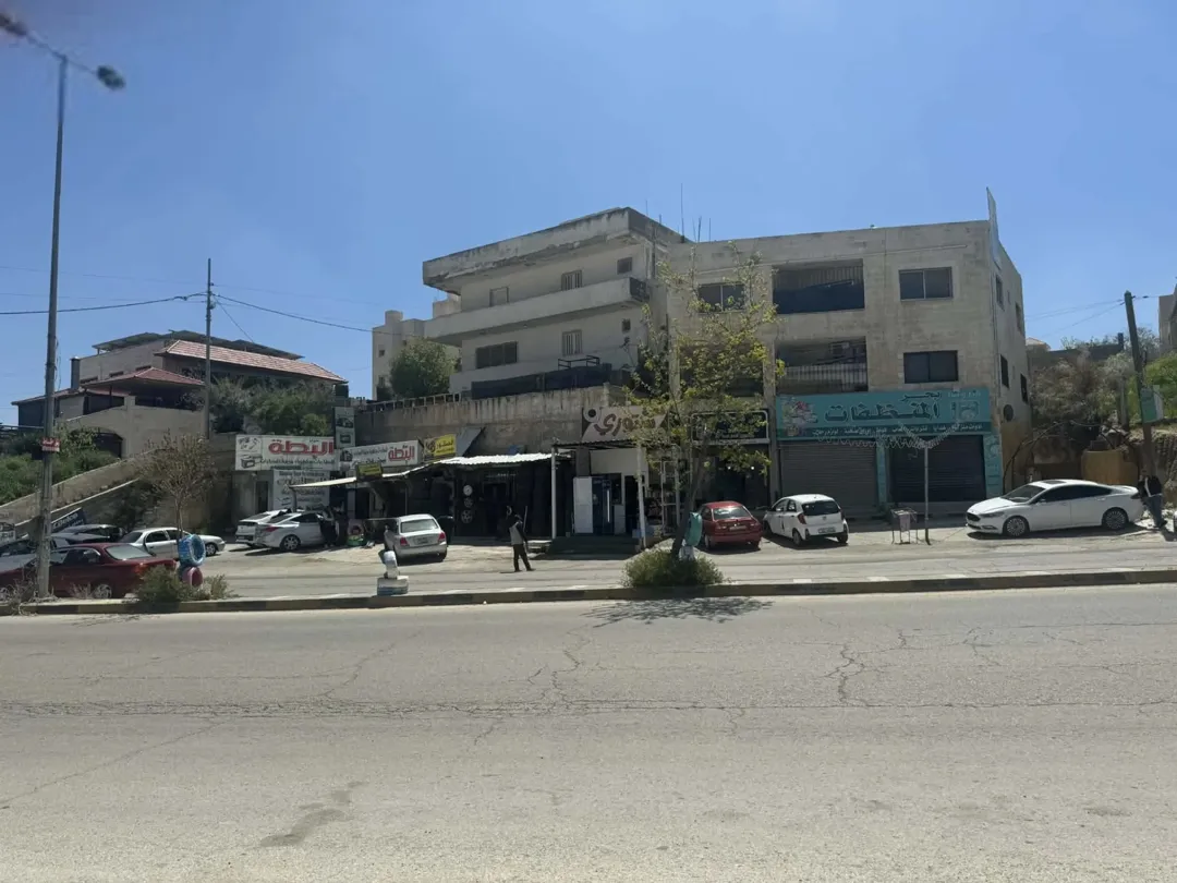 مجمع على شارع رئسي بطريق منزه عمان القومي أمام مدارس بيت المقدس