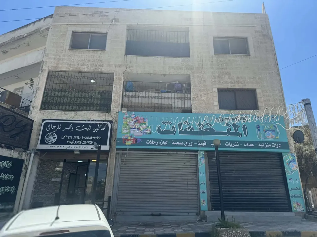 مجمع على شارع رئسي بطريق منزه عمان القومي أمام مدارس بيت المقدس
