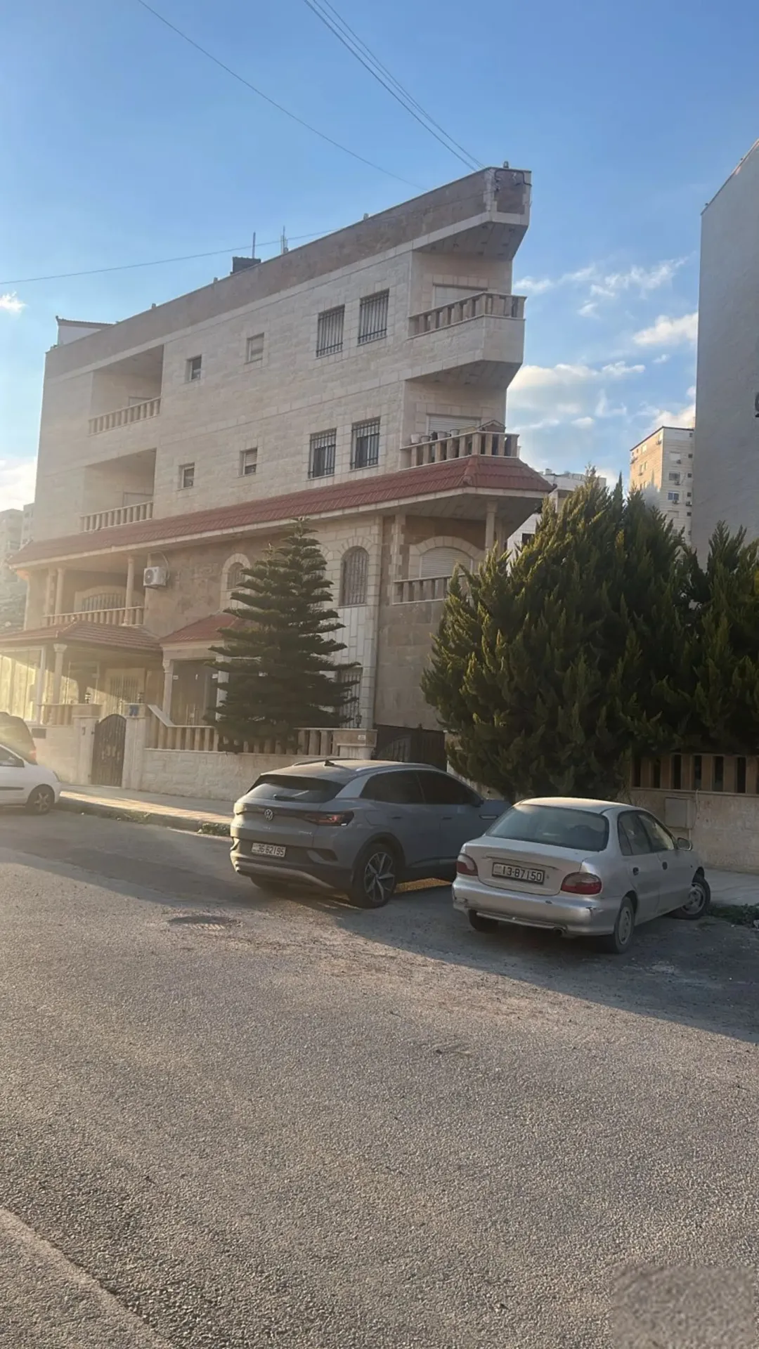 شقة مفروشة للإيجار في الجبيهة – بناء حديث وإطلالة مميزة