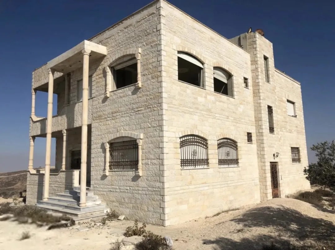 فيلا فاخرة بإطلالة بانورامية ساحرة تكشف خمس محافظات