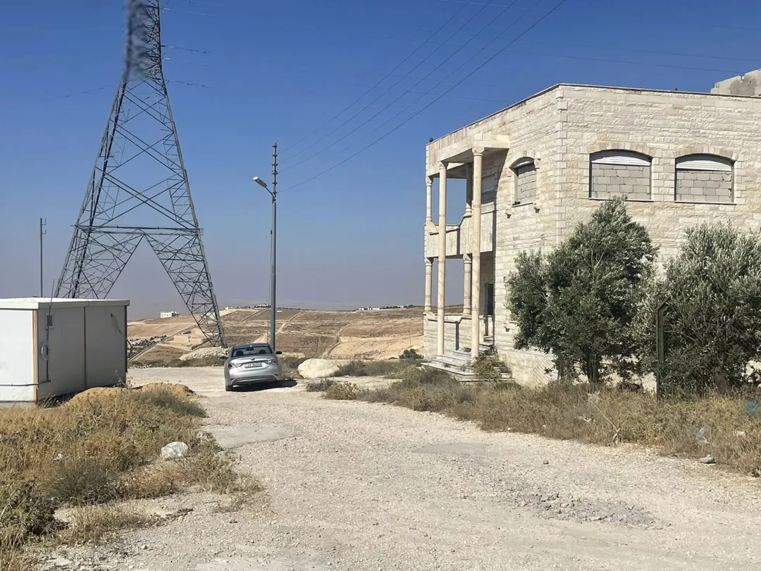 فيلا فاخرة بإطلالة بانورامية ساحرة تكشف خمس محافظات