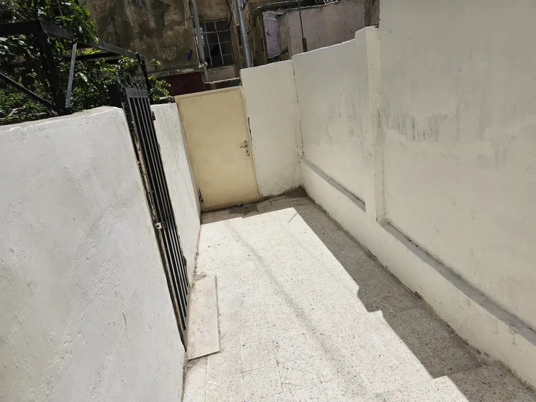 شقة مستقلة شبه فيلا فاخرة للبيع في جبل النزهة