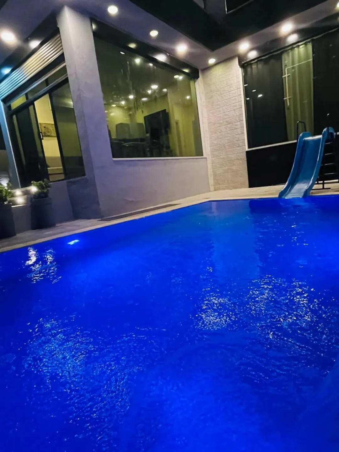 شاليه ومزرعه للبيع او للبدل في الروضه البحر الميت