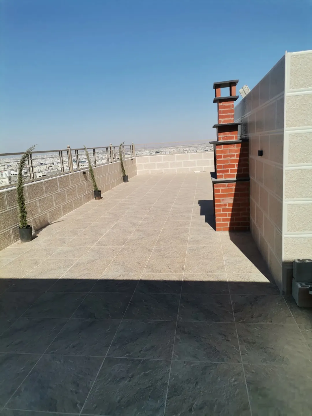 رووف مميز واطلاله على كل اربد 220م غرب دوار اللوازم وجنوب كليه الطب لجامعه اليرموك