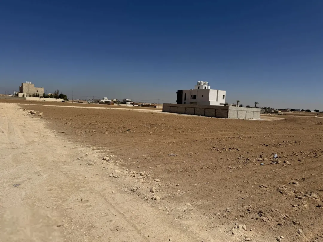 للبيع مباشرة – بدون أي وسطاء – عمان الجيزة الحجرة قرب المطار المساحة 605 متر سكن ج