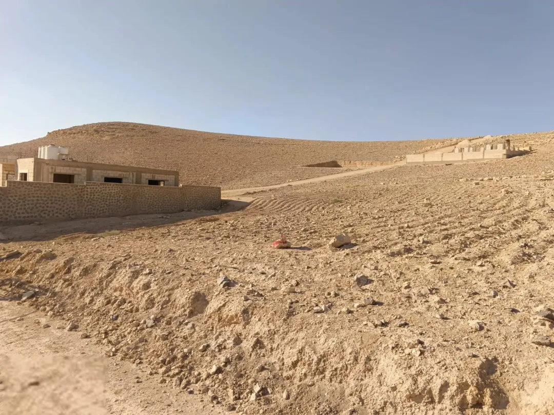 أرض سكنية للبيع بمساحة 500 متر مربع على شارعين