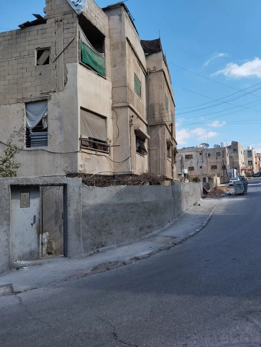 عمارة للبيع مع ارض تجاري