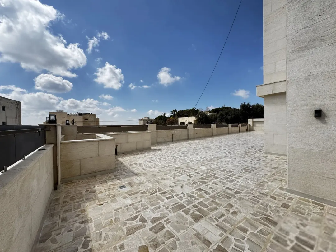 شقة فخمة 185 مترًا مربعًا مع تراس واسع – مرج الحمام
