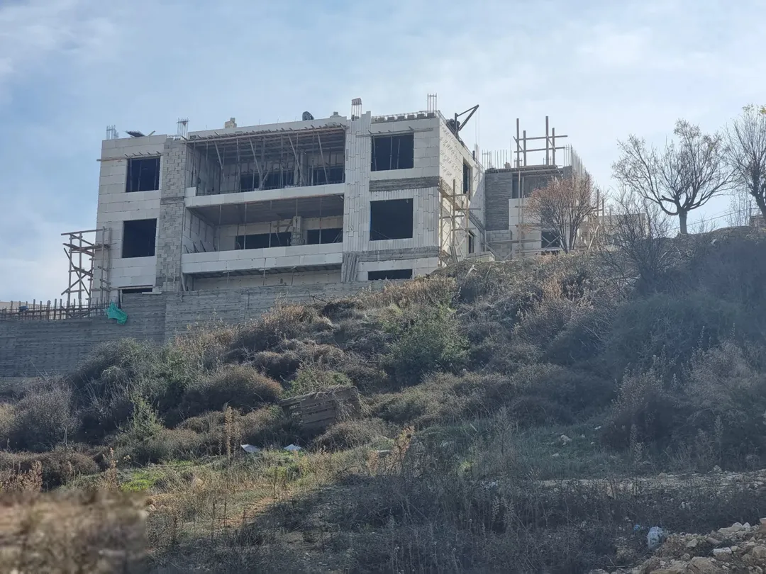 أرض مميزة مطلة ومرتفعة مع منسوب تنظيم سكن أ تصلح سكن خاص او اسكان للبيع بسعر مغري جدا