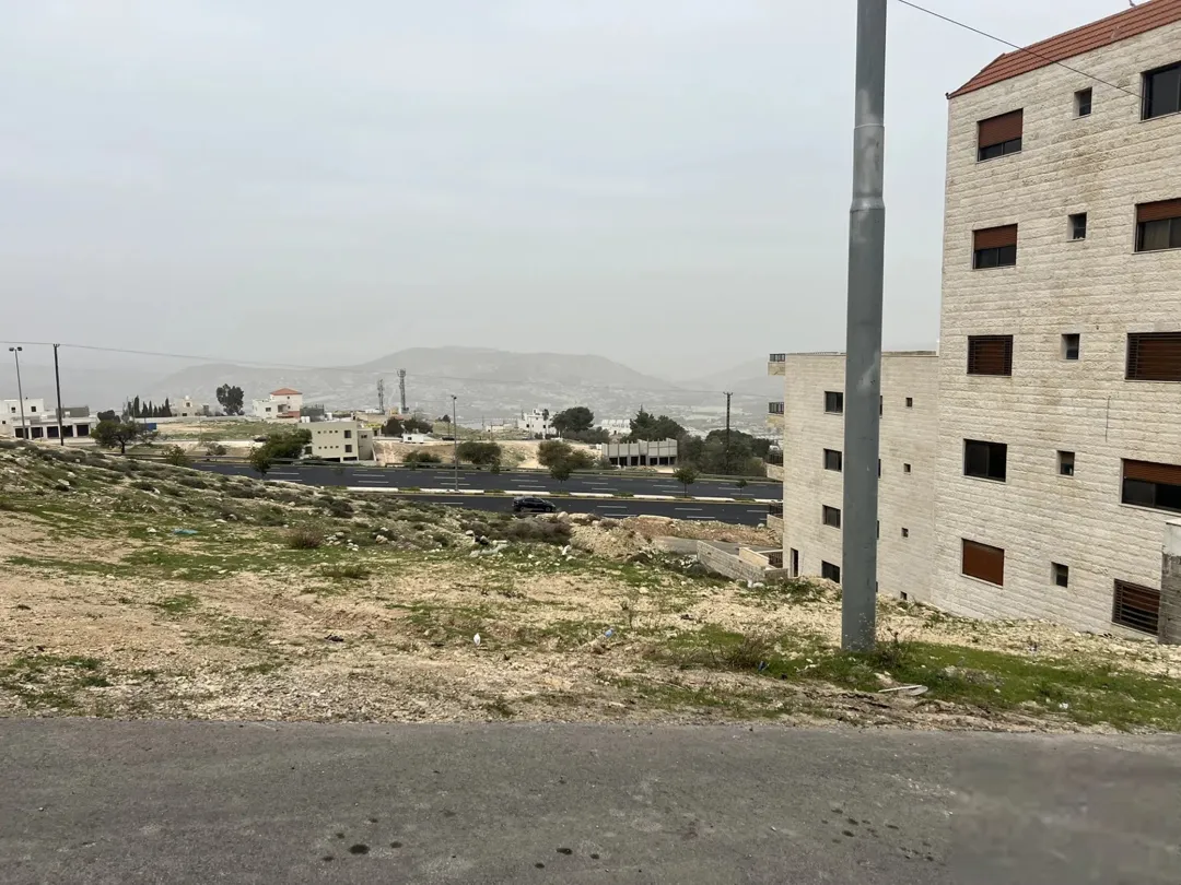 أرض سكنية مميزة للبيع في أبو نصير بإطلالة بانورامية