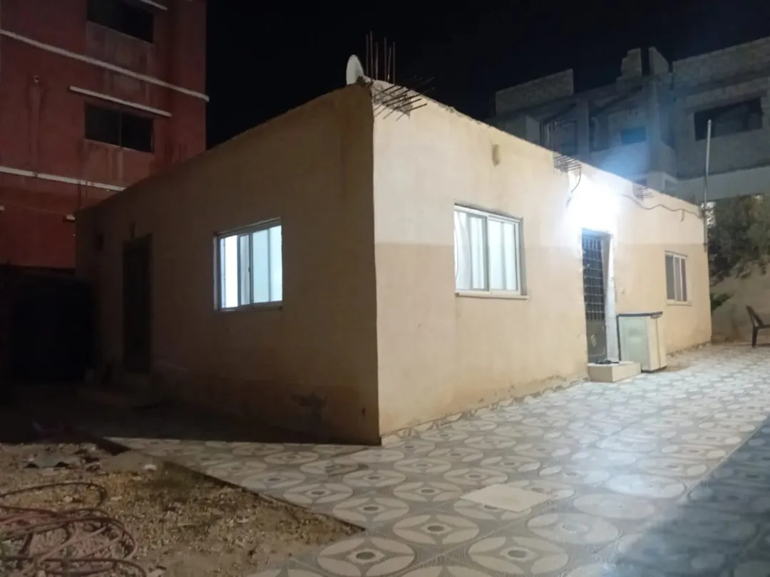 بيت مستقل للبيع شارع الثلاثين دويك 43 الف مع طاقة بدون طاقة 40الف مساحه الارض 300م مسطح البيت 100م..