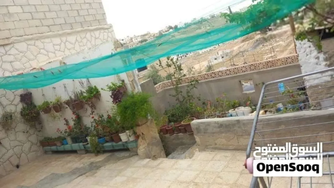 بيت طابقين للبيع