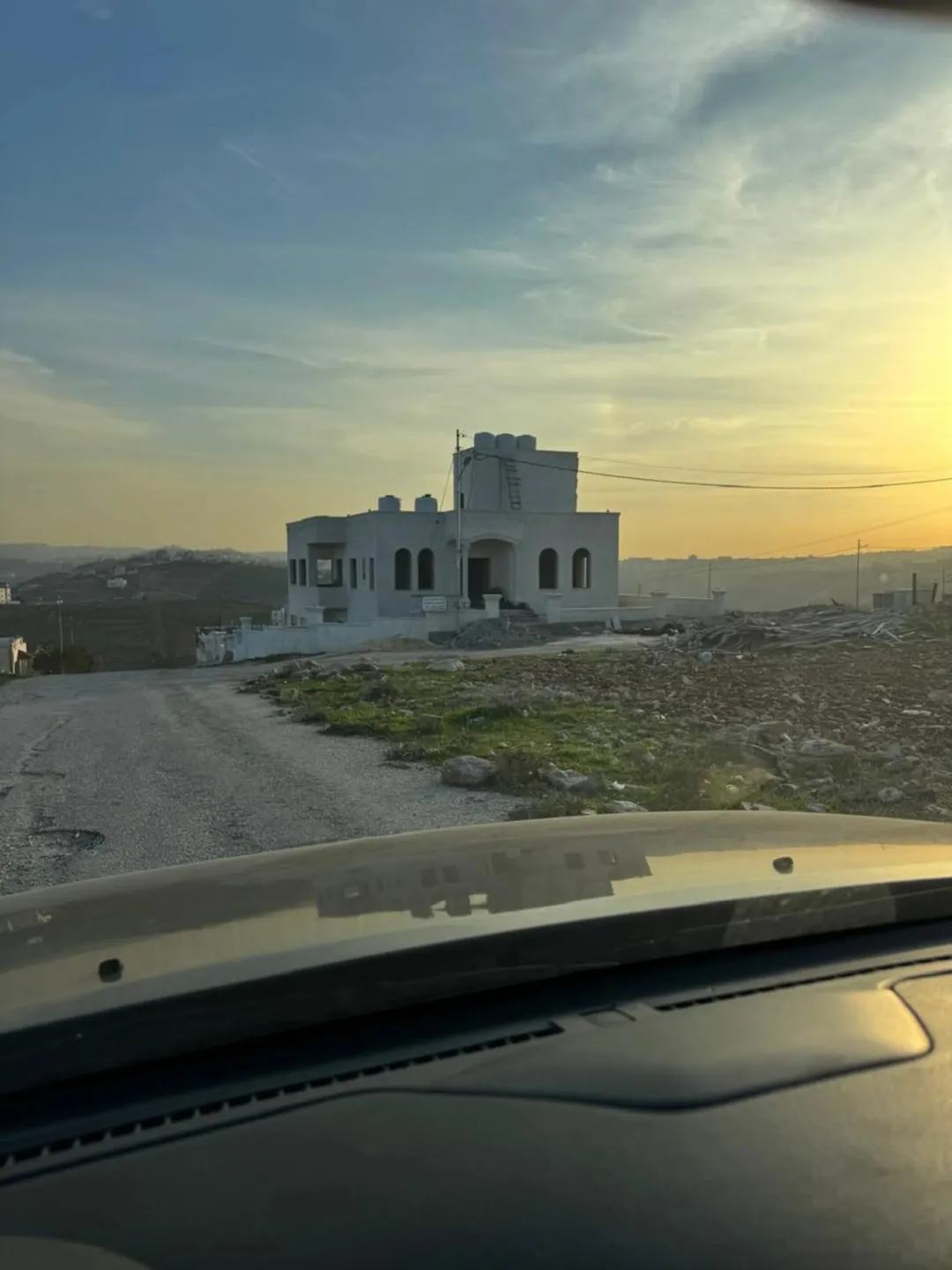 أرض للبيع في السرو مساحة نص دونم مستوية واطلالة عاليه جدا بسعر مغري