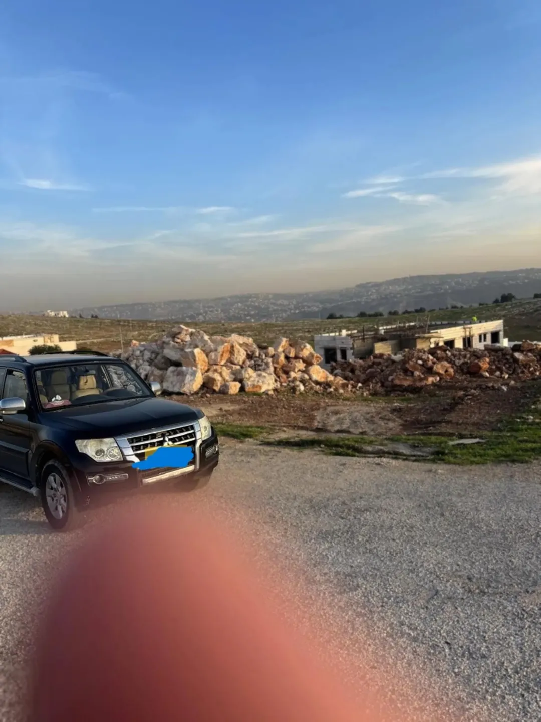 أرض للبيع في السرو مساحة نص دونم مستوية واطلالة عاليه جدا بسعر مغري