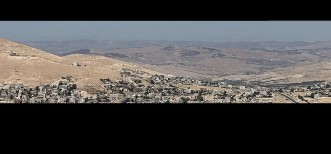 ارض للبيع على المطل اطلاله بانوراما مميزه جدا/البتراوي الزرقاء الجديده
