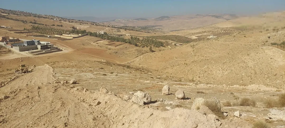 ارض زراعية ذات اطلالة رائعة للبيع في صروت السفوح تصلح لمزرعة او شاليه او للاستثمار أو إقامة منتجع