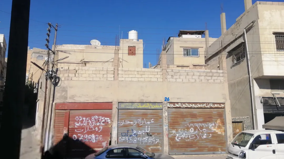 عمارة سكنية وتجارية مكونة من ثلاثة طوابق وتسوية مع ثلاثة محلات
